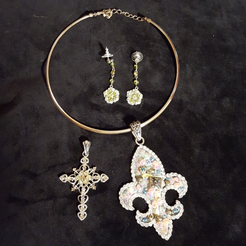 Interchangeable necklaces and pendants and earring